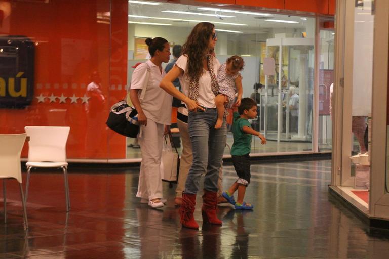 Lavínia Vlasak paparica os filhos em passeio por shopping carioca