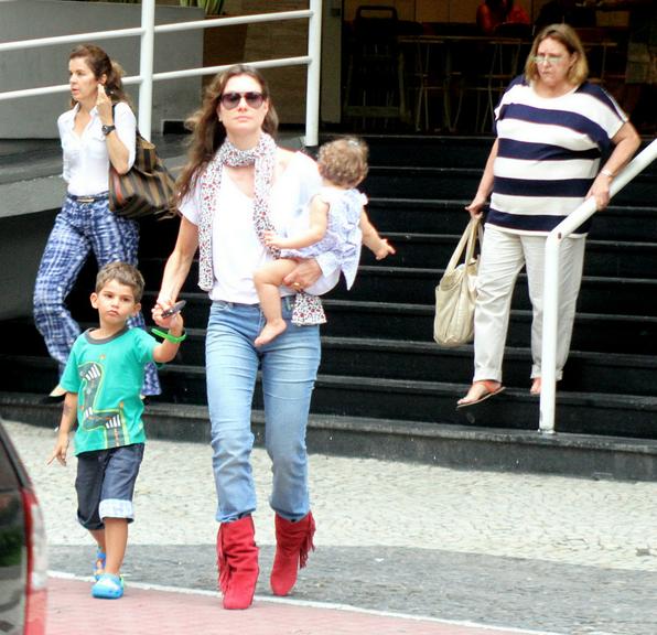 Lavínia Vlasak paparica os filhos em passeio por shopping carioca