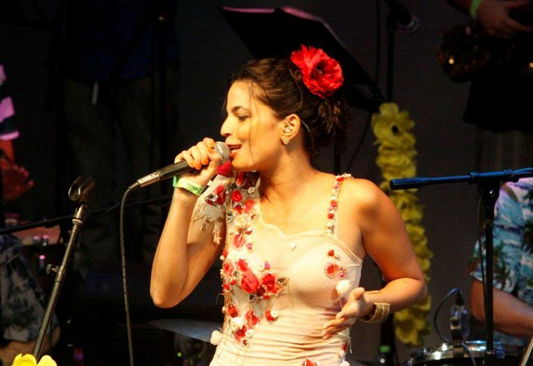 Emanuelle Araújo faz a festa em pré-carnaval no Rio