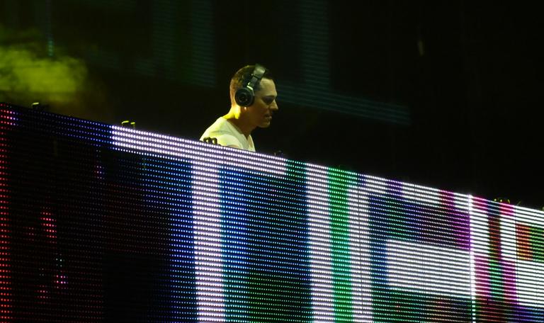 DJ Tiësto embala noitada em São Paulo