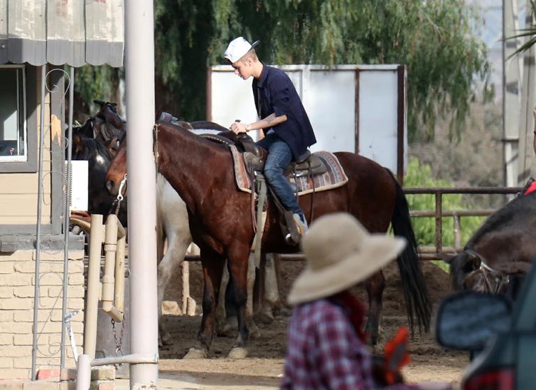 Justin Bieber realiza passeio a cavalo em Los Angeles