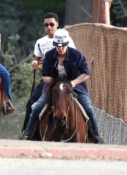 Justin Bieber realiza passeio a cavalo em Los Angeles