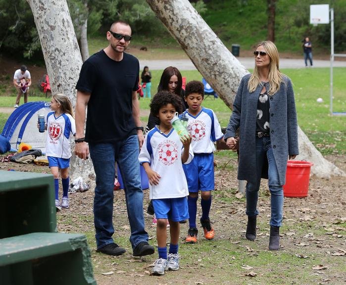 Heidi Klum e leva seus filhos para jogarem futebol em parque de Los Angeles