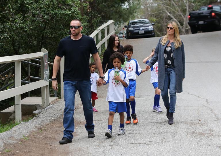 Heidi Klum e leva seus filhos para jogarem futebol em parque de Los Angeles