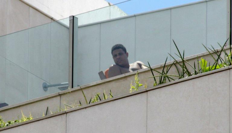 Ronaldo assiste bloco de sua cobertura no Leblon, Rio de Janeiro