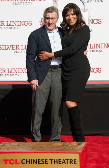 Robert De Niro recebe o carinho da mulher, Grace Hightower, em homenagem de Hollywood