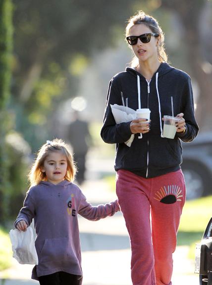 Alessandra Ambrosio passeia com sua simpática filha Anja por Los Angeles