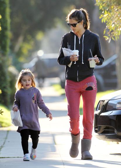 Alessandra Ambrosio passeia com sua simpática filha Anja por Los Angeles