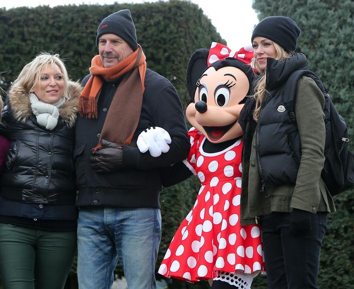 Kevin Costner curte Eurodisney com a família, na França
