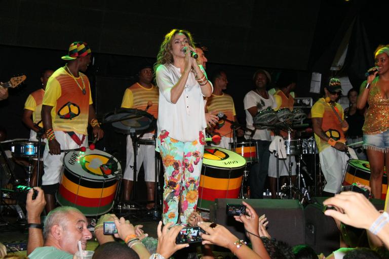Daniela Mercury canta com Olodum em Salvador