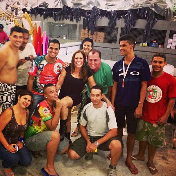 Susana Vieira visita o barracão da Grande Rio ao lado de David Brazil