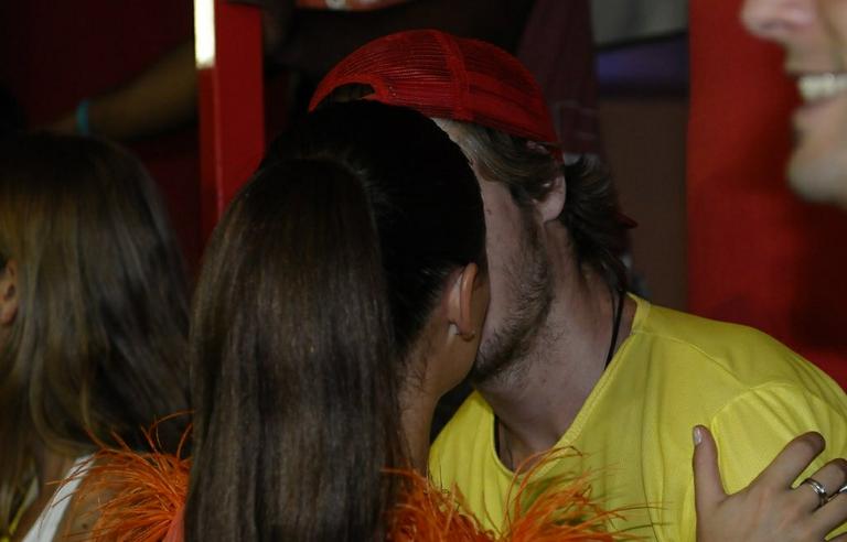 Ísis Valverde aproveita o carnaval baiano com o namorado Tom Rezende