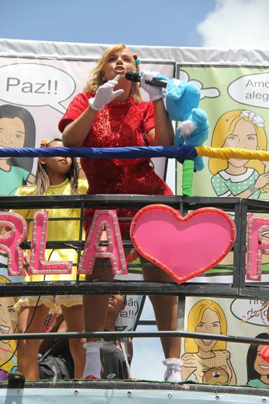 Carla Perez agita bloco infantil Algodão Doce no carnaval de Salvador