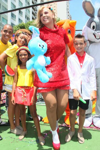 Carla Perez agita bloco infantil Algodão Doce no carnaval de Salvador