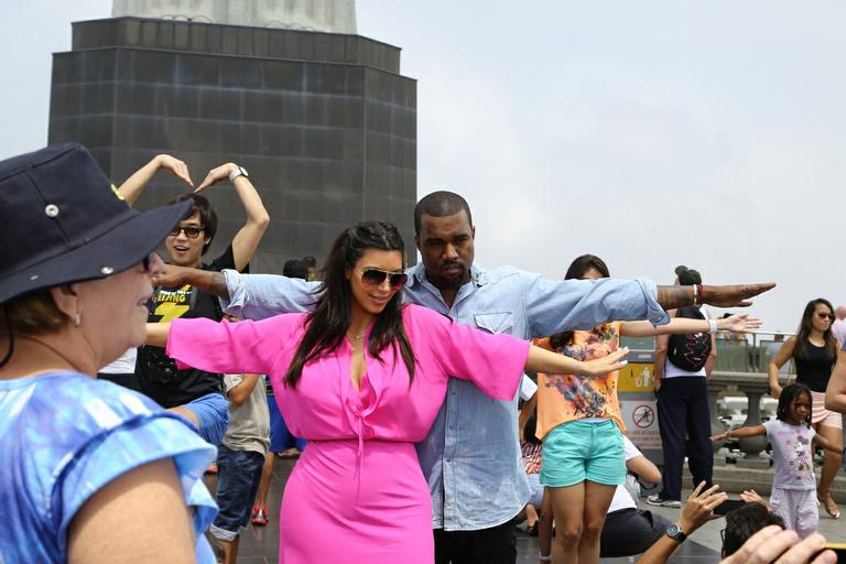 Kim Kardashian visita o Cristo Redentor e faz pose para o noivo, Kanye West
