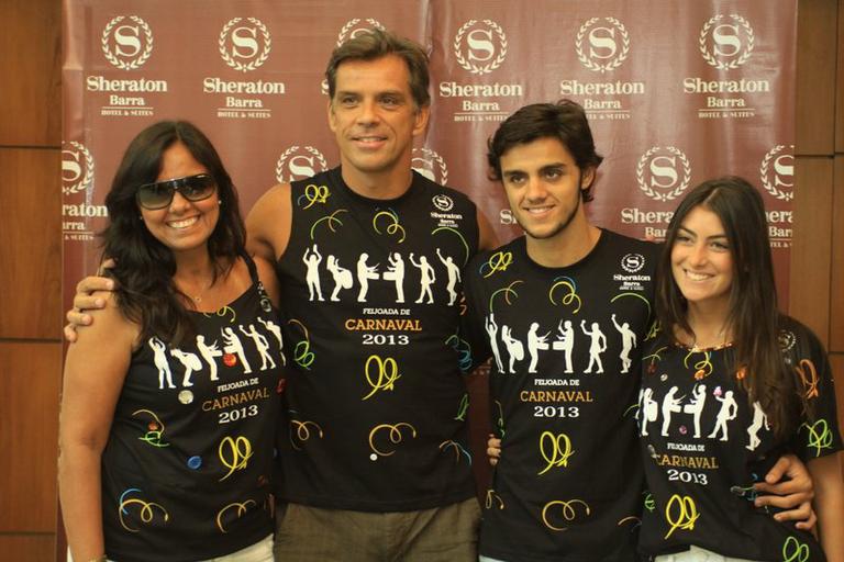 Felipe Simas com a família