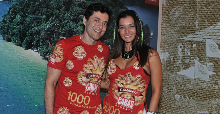 No Camarote CARAS, Tiago Santiago posa com a amiga Mônica Carvalho