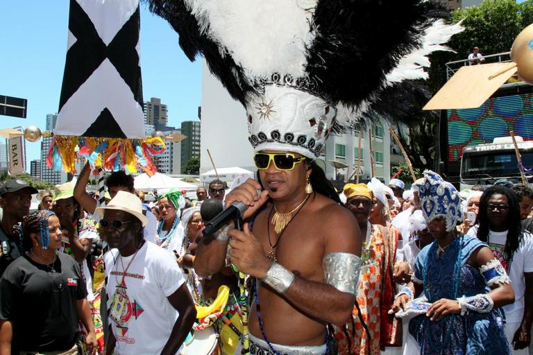 Carlinhos Brown comanda bloco em Salvador, na Bahia