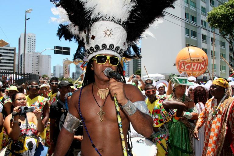 Carlinhos Brown comanda bloco em Salvador, na Bahia