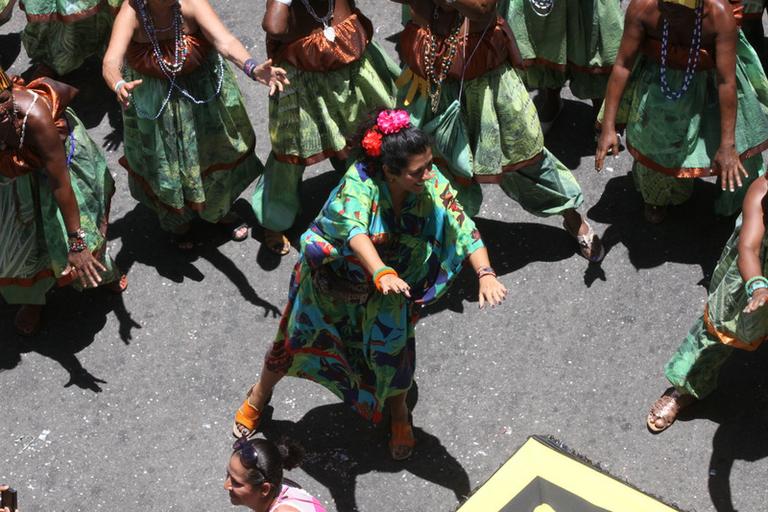 Regina Casé faz coreografia em bloco de Carlinhos Brown em Salvador