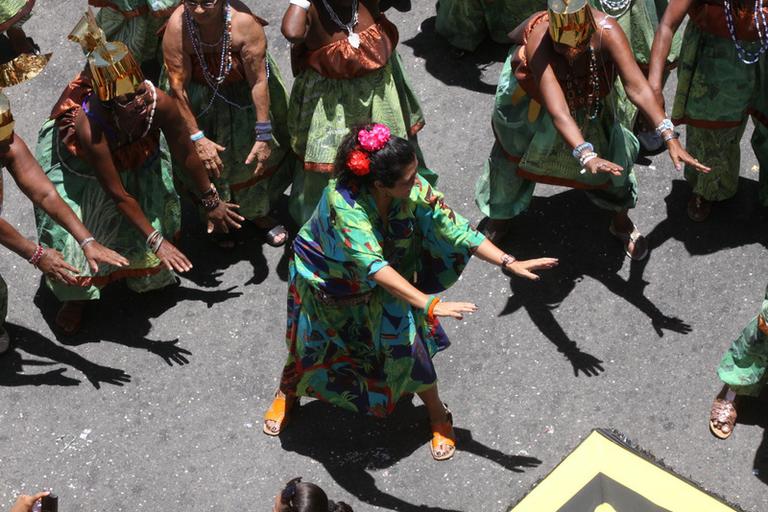 Regina Casé faz coreografia em bloco de Carlinhos Brown em Salvador