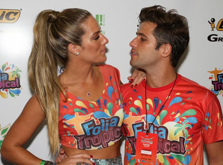 Bruno Gagliasso e Giovanna Ewbank namoram na folia do Rio