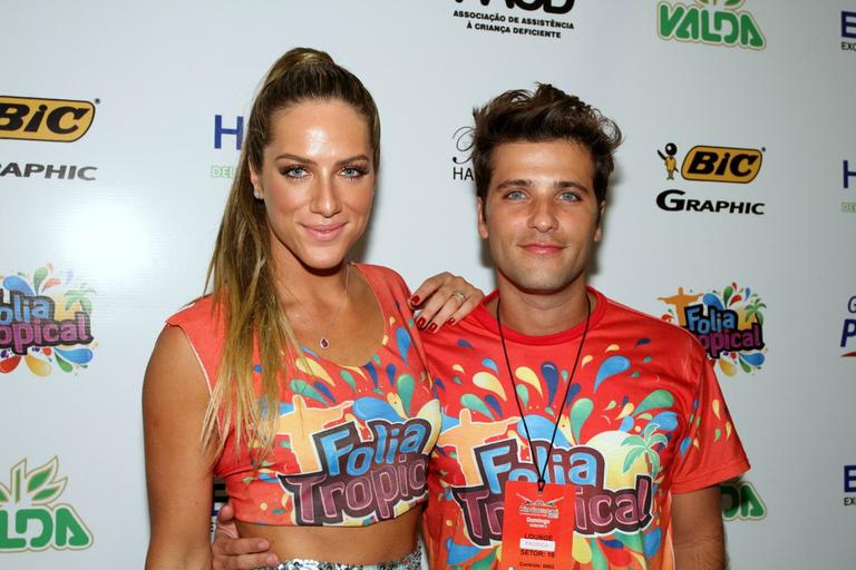 Bruno Gagliasso e Giovanna Ewbank namoram na folia do Rio