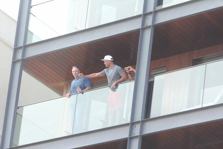Will Smith na sacada do hotel em Ipanema