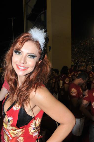 Simone Soares: olhos marcados e pluma para curtir o carnaval