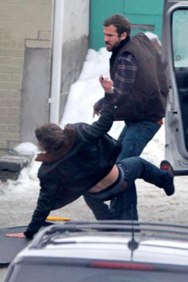 Ryan Reynolds filma cena de luta na neve, no Canadá