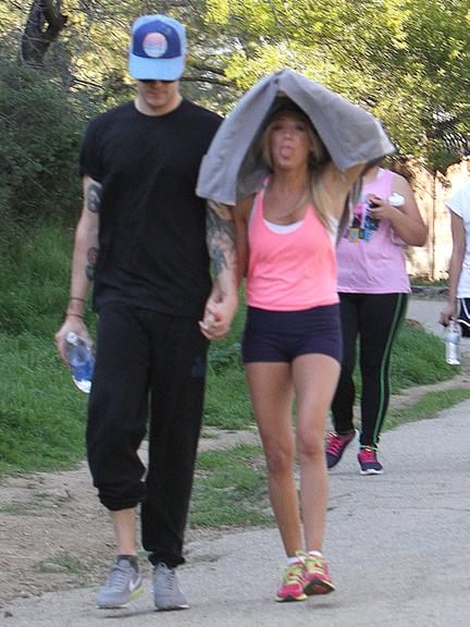 Ashley Tisdale caminha com o namorado, Christopher French, no Valentine's Day
