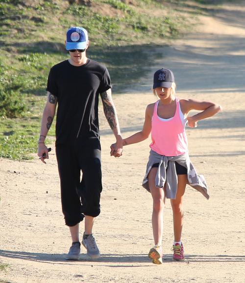 Ashley Tisdale caminha com o namorado, Christopher French, no Valentine's Day