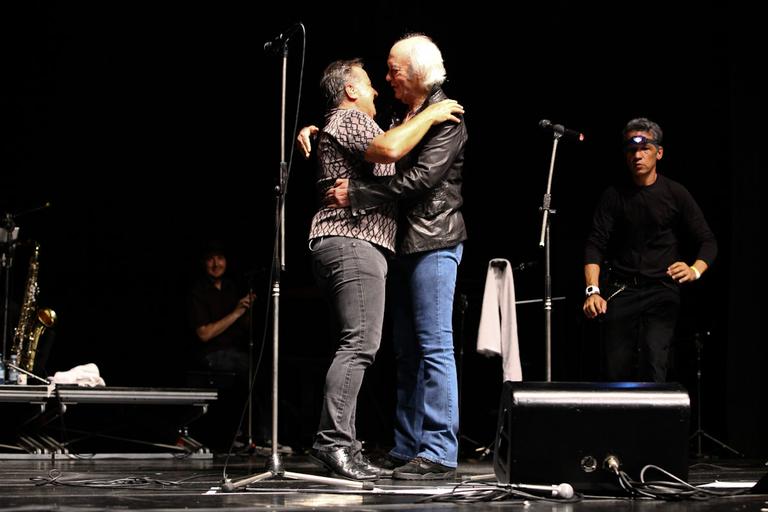 Nasi recebe Erasmo Carlos durante show em São Paulo