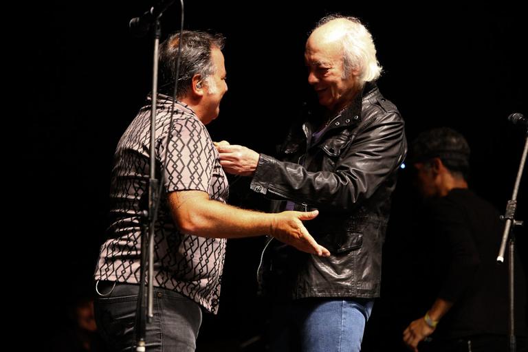 Nasi recebe Erasmo Carlos durante show em São Paulo