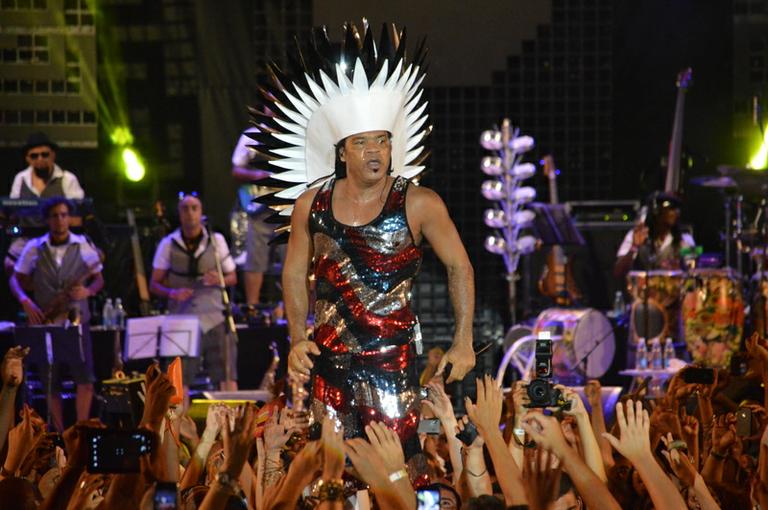 Carlinhos Brown recebe amigos em show em Salvador