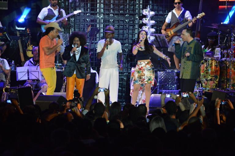 Carlinhos Brown recebe amigos em show em Salvador