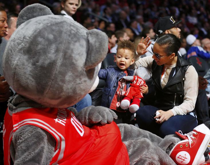 Filho de Alicia Keys brinca com mascote em jogo de basquete nos EUA