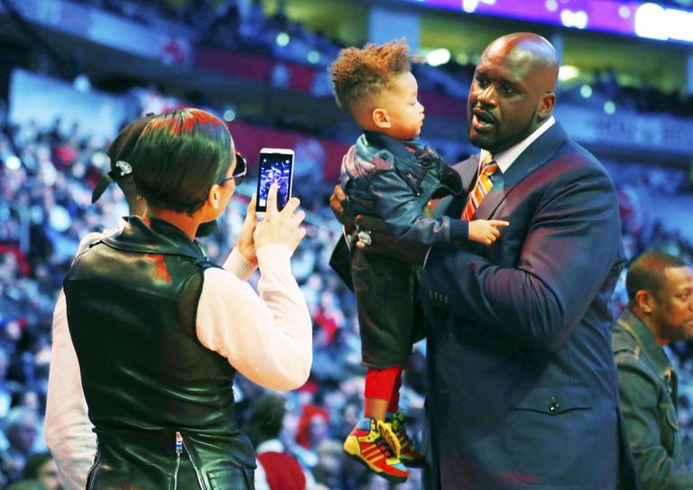 Filho de Alicia Keys brinca com Shaquille O'Neal em jogo de basquete nos EUA