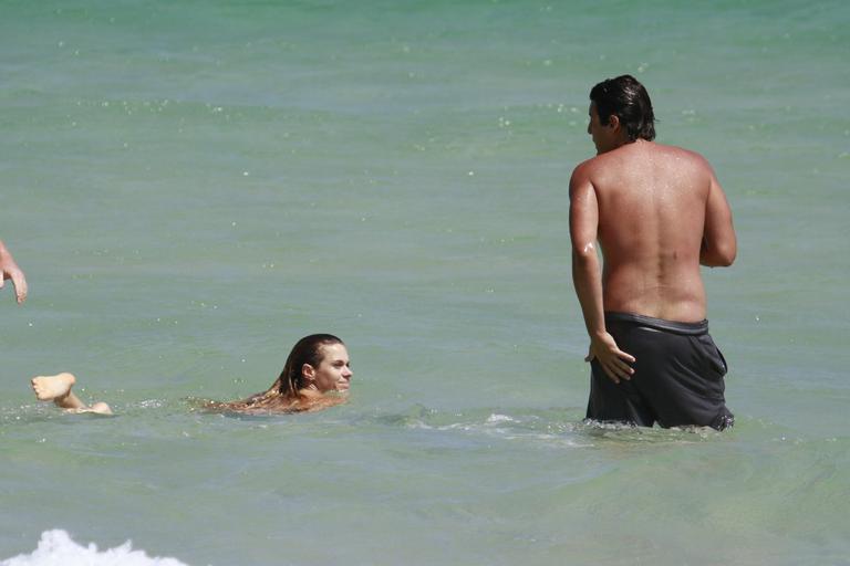 Carolina Dieckmann na praia da Barra da Tijuca com o amigo Bruno de Luca