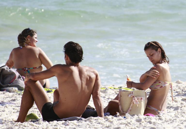 Milena Toscano se diverte na praia da Barra da Tijuca com amigos