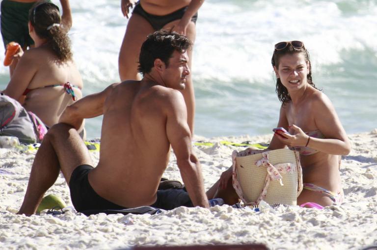 Milena Toscano se diverte na praia da Barra da Tijuca com amigos