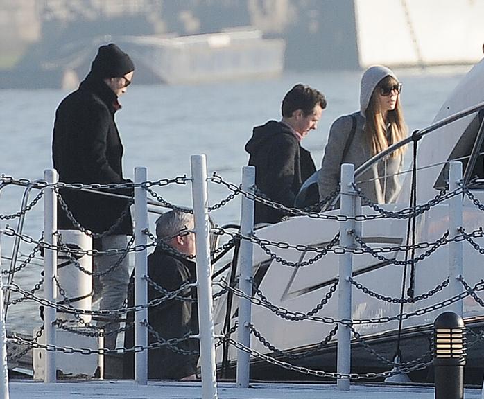 Justin Timberlake e Jessica Biel realizam passeio de barco pelo rio Tâmisa, em Londres
