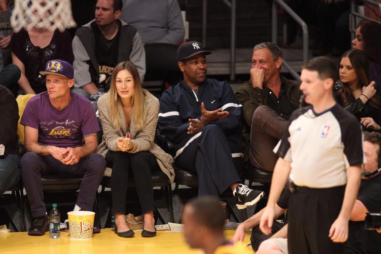 Denzel Washington e Flea curtem jogo do Los Angeles Lakers na Califórnia