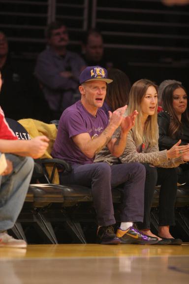 Flea durante jogo do Los Angeles Lakers na Califórnia