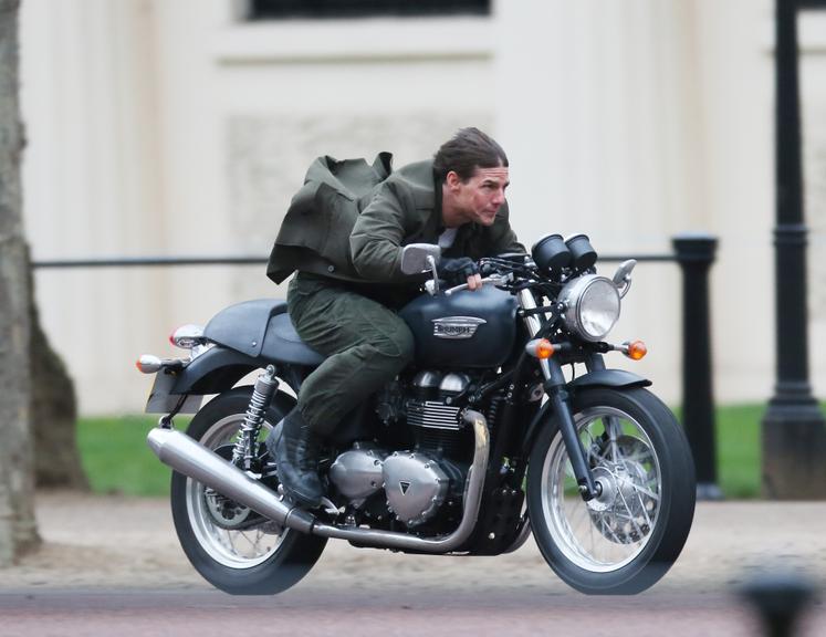 Tom Cruise acelera moto para realizar cenas de filme em Londres, Inglaterra