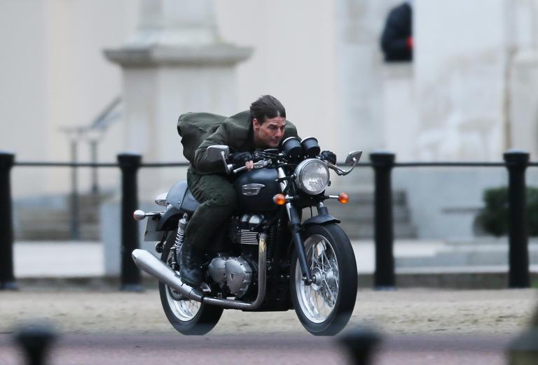 Tom Cruise acelera moto para realizar cenas de filme em Londres, Inglaterra
