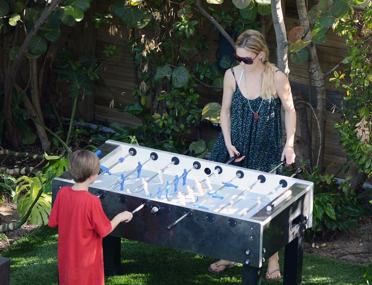 Kate Hudson joga pebolim com filho em Miami, Estados Unidos