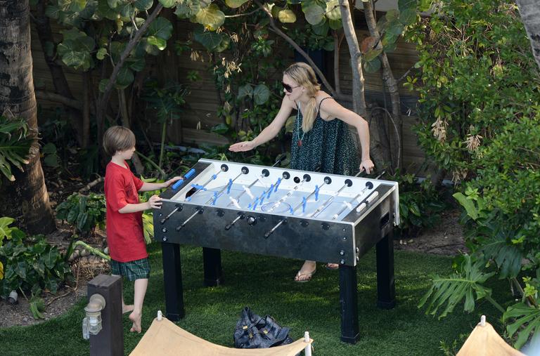 Kate Hudson joga pebolim com filho em Miami, Estados Unidos
