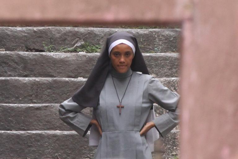 Taís Araújo grava 'O Denstista Mascarado' vestida de freira