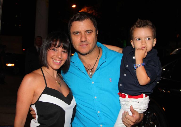 Maurício Manieri com a esposa Izabelle Stein e o filho Marco